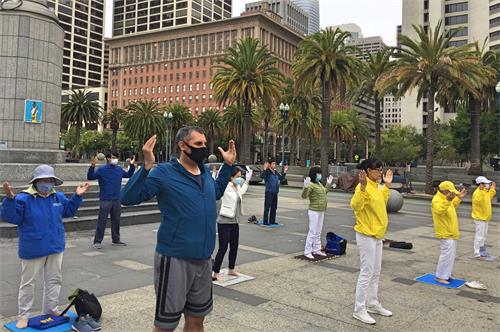 图1~4:二零二零年七月十八日,部分旧金山法轮功学员在渡轮大厦前的广场集体炼功,传播法轮功的真相。