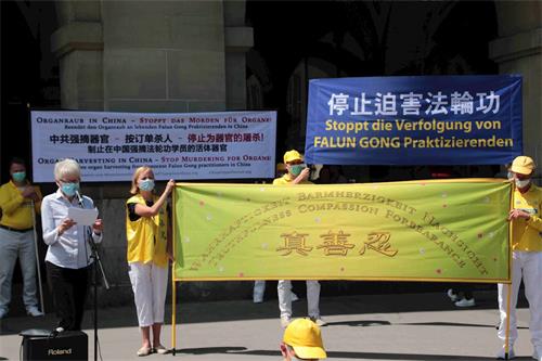 '图4:法轮功学员在市中心演讲,介绍法轮功的美好,揭露中共邪恶本质'