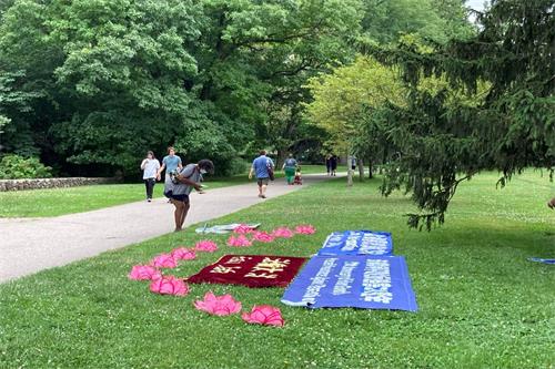 '图3:民众驻足观看真相展板'