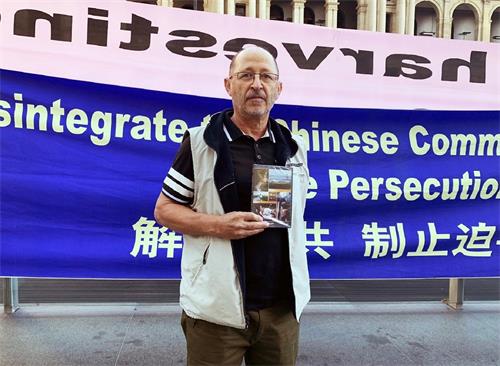 '图8:雷蒙德·塔博恩( Raymend Tabone )在当天集会现场主动要求帮助法轮功学员发声'