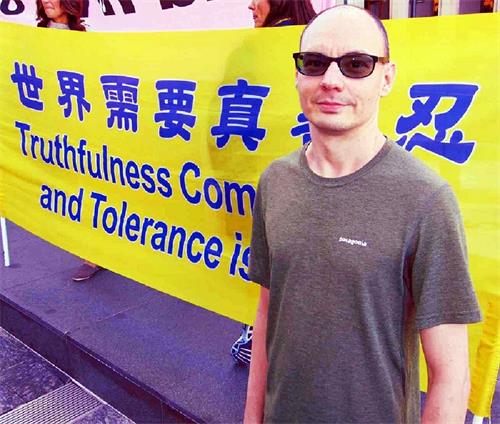 '图9:杰森·卡戈斯(Jason Kargos)敬佩法轮功学员和平理性的反迫害'