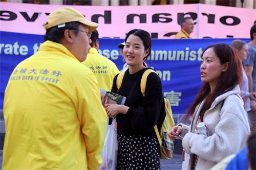 '图11:韩国留学生朴女士和金女士震惊于中共对法轮功的迫害之残忍'
