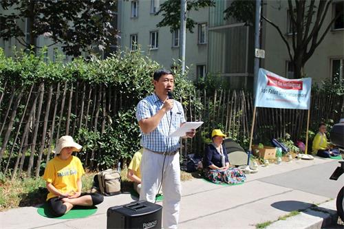'图13:法轮功学员在中共领馆前演讲'