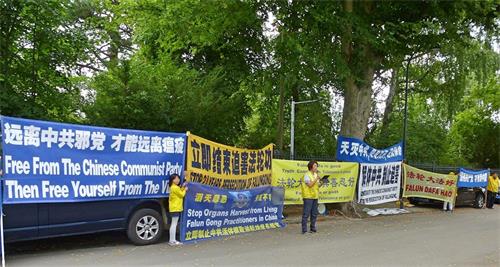 '图8~10:二零二零年七月二十日,部份丹麦法轮功学员来到中共驻丹麦大使馆前呼吁制止迫害,并规劝领馆人员为自己和家人获得平安,退出中共邪党及其组织。'