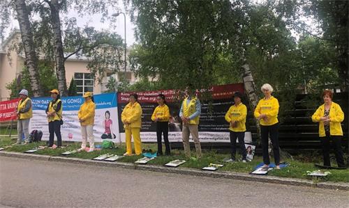 '图1:芬兰法轮功学员在中使馆前举办活动,抗议中共迫害。'