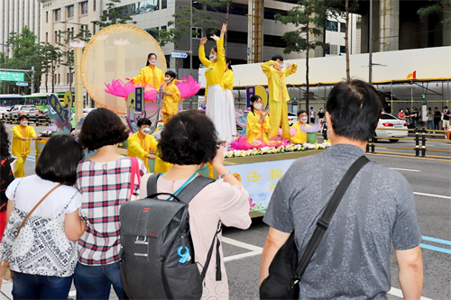 '图17~19:游行活动中,吸引来往行人拍照留念。'