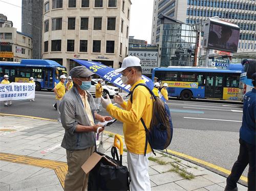 '图23:市民听真相,并想要了解更多法轮功真相'