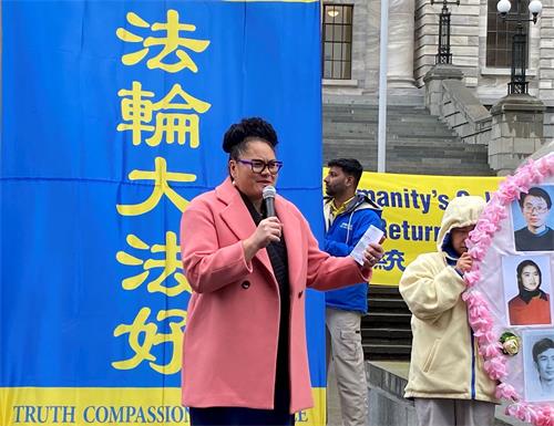 '图10:工党国会议员路易莎·哈瑞茹阿发表演讲。'