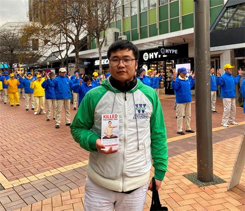 '图12:邢鉴赞赏法轮功学员们为社会做出很大的贡献。'