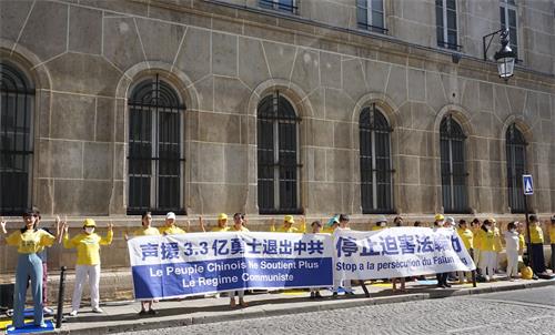 '图1:法轮功学员在巴黎中使馆前举办活动,抗议中共对法轮功长达21年的残酷迫害。'