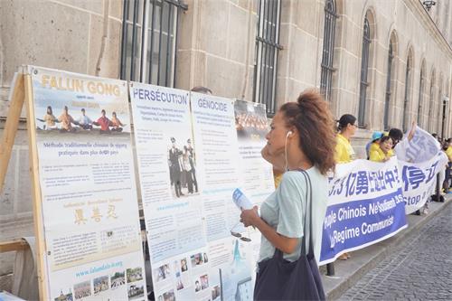 '图2~3:路人驻足了解法轮功真相。'