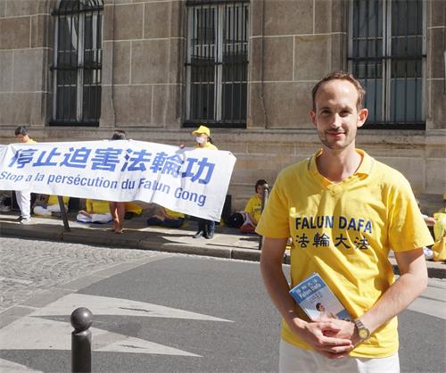 '图10:巴黎法轮功学员马修(Mathieu )'