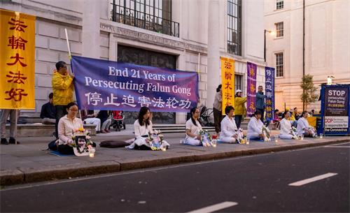 '图3~4:夜幕降临,法轮功学员点燃蜡烛,悼念二十一年来被中共迫害致死的法轮功学员'