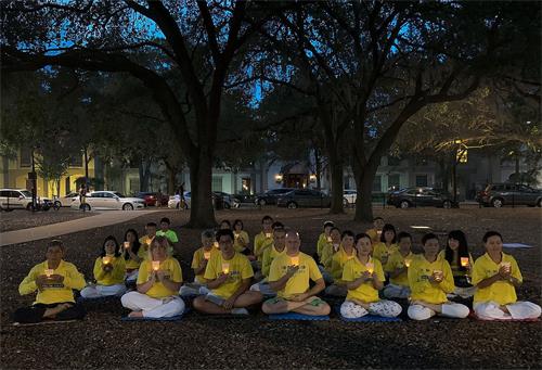 '图1:法轮功学员在奥兰多市中心的尤拉湖(Lake Eola)公园举办烛光守夜活动'