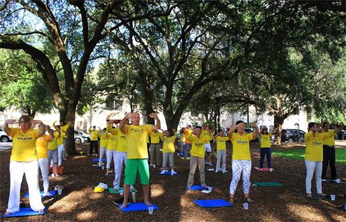 '图2:法轮功学员在奥兰多市中心的尤拉湖(Lake Eola)公园集体炼功,'