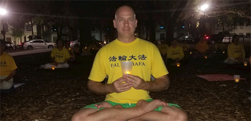 '图4:从一九九八年开始修炼的尼克·斯瓦德(Nick Shwade)参加了烛光夜悼'