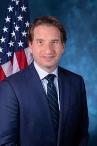 '图31:法轮功反迫害二十一周年,明尼苏达州(Minnesota)民主党籍联邦众议员迪恩·菲利普斯(Rep.