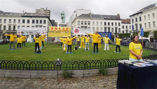 '图1:欧盟议会前法轮功学员展示功法'