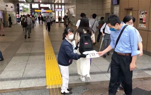 '图2:法轮功学员在东京秋叶原车站前派发法轮功真相资料'