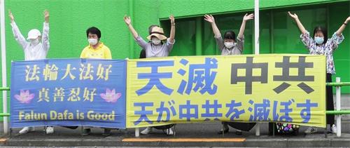 '图5:大使馆前街道不宽敞,法轮功学员轮流排班抗议,并炼功。'