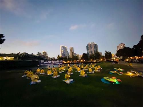 '图1~3:二零二零年七月十八日,圣地亚哥学员举办烛光夜悼,纪念反迫害二十一周年,同时传播法轮功的真相。'