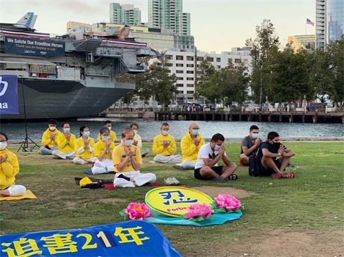 '图4:活动过程中,这几位民众(后边几位)加入法轮功学员的行列,悼念被中共迫害离世的法轮功学员。'