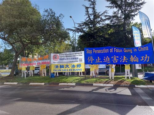 '图12:中共驻西班牙大使馆前炼功'