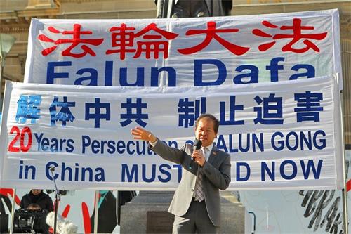 '图4:澳洲越南社区协会主席阮本(Bon Nguyen)先生于二零一九年七月二十日,在墨尔本市中心举行的主题为“解体中共、结束迫害”的集会上发言。'
