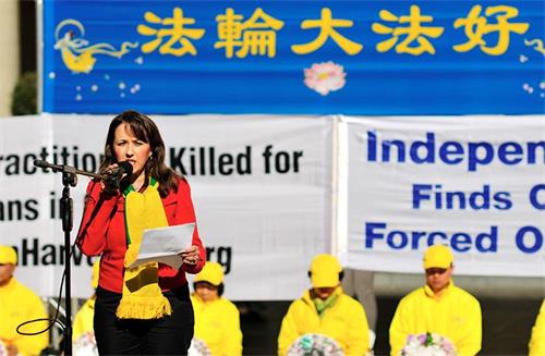 '图7:二零一九年七月十九日,澳洲大律师、国际人道法专家苏菲・约克(Sophie York)在悉尼举行的反迫害二十周年集会上发言。'