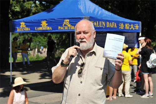 '图5:前国会议员彼得·辛普森向人们介绍九评'