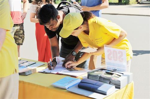 '图10~13:民众在要求停止迫害的请愿信上签名'