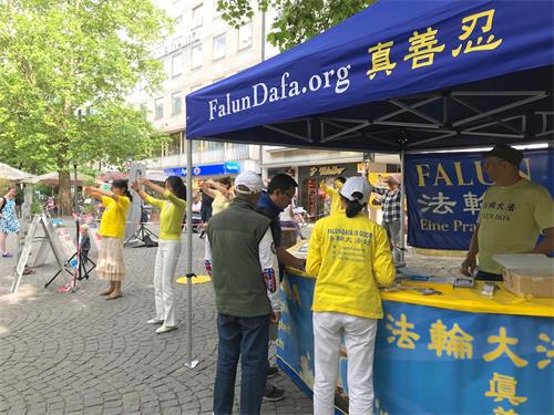 '图6~7:民众签名声援法轮功学员反迫害。'