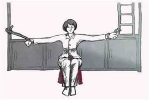 '体罚示意图:长时间罚坐小凳(一动不许动)'