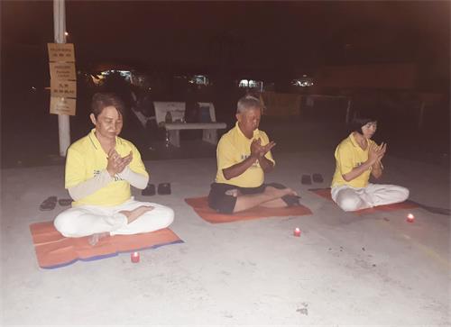 '图8:七月二十日同一天,巴生加埔路炼功点法轮功学员于傍晚七点三十分举行了烛光悼念,悼念被中共迫害致死的无数法轮功学员。'