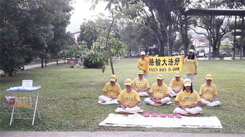 '图9:二零二零年七月二十日当天,马来西亚北部槟城(Penang)部份法轮功学员在青草巷公园(Island Glades Field)举行小型哀悼会,纪念“七二零反迫害二十一周年”,希望让更多民众了解真相,制止迫害。'