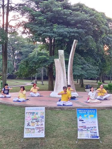 '图12:七月十九日早上,柔佛州新山大学城花园(Taman Universiti)的部份法轮功学员在炼功点集体炼功,希望更多的民众能了解真相。'