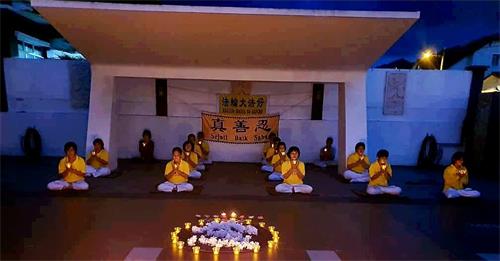 '图13:七月十九日晚上,在柔佛州古来(Kulai)的部份法轮功学员在家中庭院举行了哀悼会,悼念被中共迫害的同修。'
