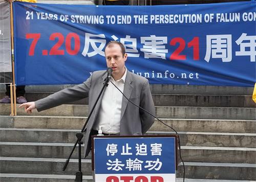 '图4:茶树谷市副市长达米安·怀尔德(Damian Wyld)在集会发言'