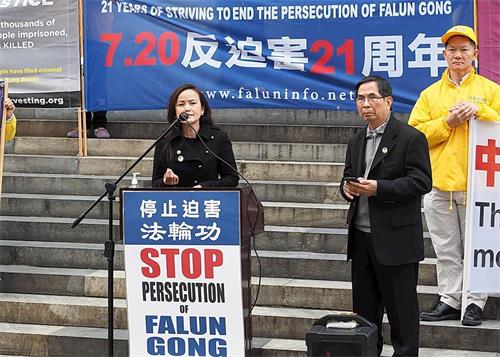 '图5:南澳越南社团副主席金索亚阮(Kim Thoa Nguyen)女士出席集会并发言'
