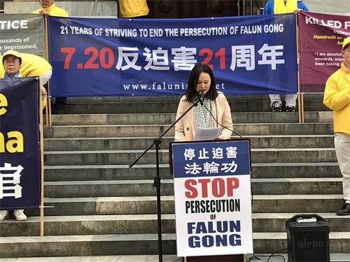 '图6:澳洲法轮大法学会南澳负责人斯维塔·梅(Sveta Mei)在集会上发言'