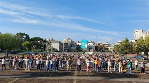 '图:二零二零年七月二十六日清晨,来自台湾各地的法轮功区辅导员在云林斗六棒球场旁集体炼功。'
