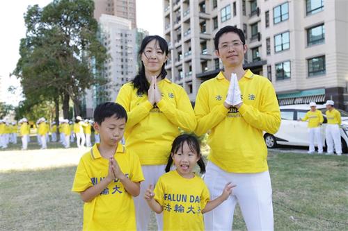'图2:郑元瑜一家人感受到修炼大法的美好,也希望将这样的美好带给身边的人。'