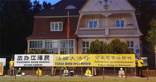 '图3~4:波兰法轮功学员在海滨城市格但斯克中领馆前烛光守夜,悼念被中共迫害致死的法轮功学员。'