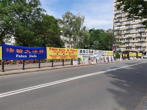 '图11~12:法轮功学员在华沙议会大楼前举行集会,抗议中共21年来对法轮功的迫害'