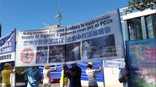 '图1~2:西班牙法轮功学员在首都马德里的中使馆前抗议迫害。'