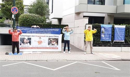 '图1~2:法轮功学员在中共领馆对面演示功法'