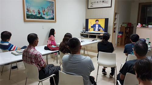 '图:新学员上九天班,专注观看李洪志老师讲法录像。'