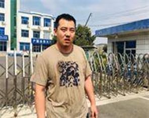 '展中香的儿子为了见母亲被警察打得眼睛、鼻子出血,身上多处伤痕'