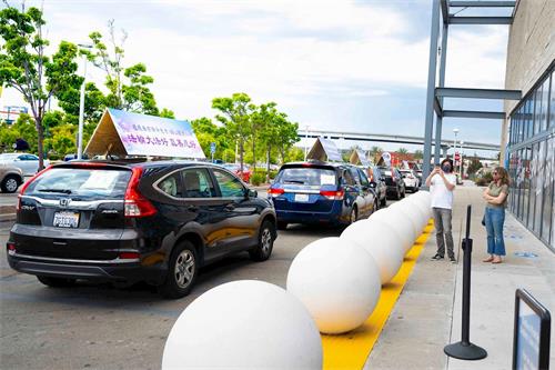 '图3:购物中心的顾客在拍照'