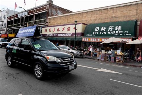 '图5:华人商店的顾客观看真相车队'